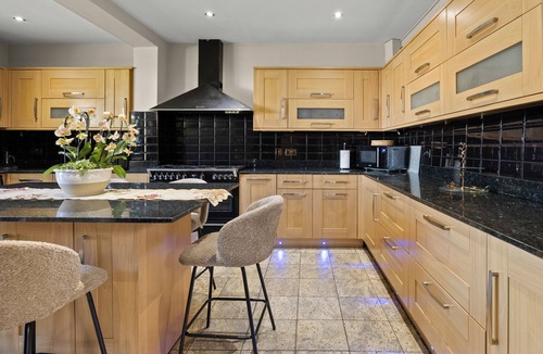 Barnhill House | 6 bedroom spacious house minutes from Wembley Stadium