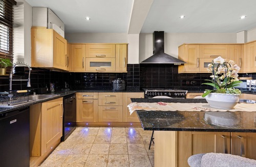 Barnhill House | 6 bedroom spacious house minutes from Wembley Stadium