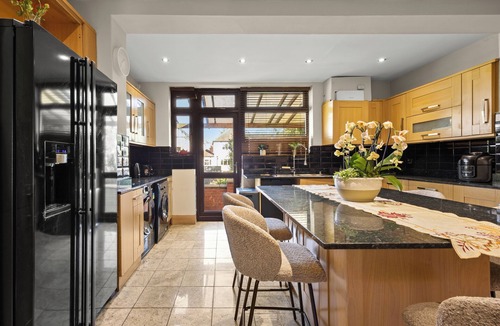 Barnhill House | 6 bedroom spacious house minutes from Wembley Stadium