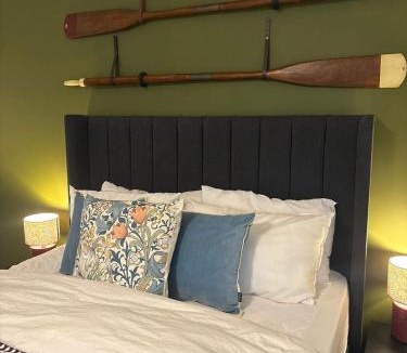 Forsbrook House | #64 The Farmhouse - Hot Tub and Sauna - Sleeps 12 - Perfect for Contractors and Families - Free Parking