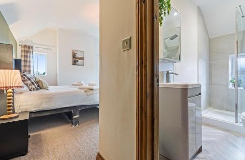 Forsbrook House | #64 The Farmhouse - Hot Tub and Sauna - Sleeps 12 - Perfect for Contractors and Families - Free Parking
