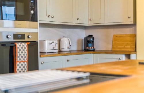 Forsbrook House | #64 The Farmhouse - Hot Tub and Sauna - Sleeps 12 - Perfect for Contractors and Families - Free Parking