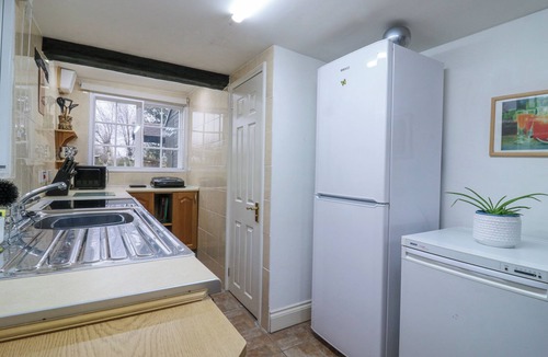 Broom Cottage | 68 GREAT NORTH ROAD, pet friendly, with a garden in Eaton Socon