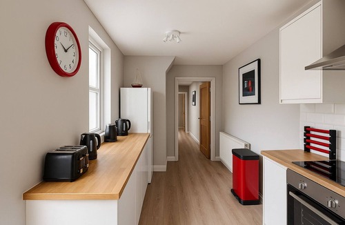 Old Trafford House | 7 Bed Holiday Home+WiFi+free Private Parking.Closest to football Ground+Downtown