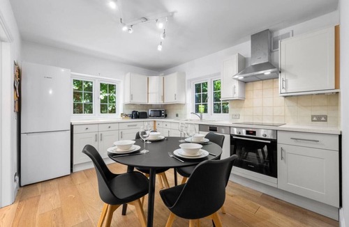 Sunninghill House | 7Bed 5Bath 2Kitchen Retreat with Parking in Ascot