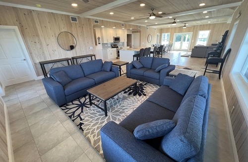 Hope Town House | 7BR7BA, Pool, 2 Boat slips, steps to Tahiti Beach, Sleeps 18, +cabana adds 2