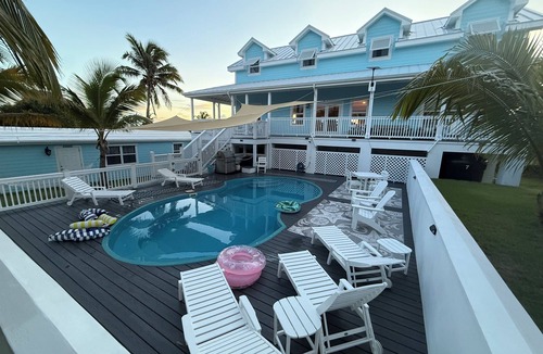 Hope Town House | 7BR7BA, Pool, 2 Boat slips, steps to Tahiti Beach, Sleeps 18, +cabana adds 2