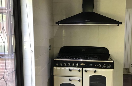 Luton House | 8 Bedroom mansion.Private Gated FreeSauna hottub sleep 15-23 Marble Park 12 cars