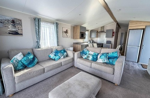 Hopton House | 8 berth caravan with decking and WiFi at Broadland Sands Park ref 20064CF