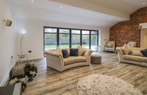 Desborough House | 85A BRAYBROOKE ROAD, family friendly, with hot tub in Desborough