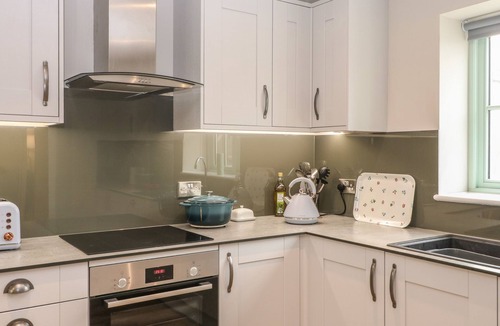 Chedworth House | 9 WINDRUSH HEIGHTS, pet friendly, with a garden in Burford