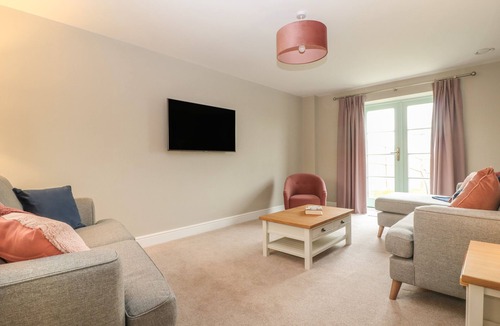 Chedworth House | 9 WINDRUSH HEIGHTS, pet friendly, with a garden in Burford