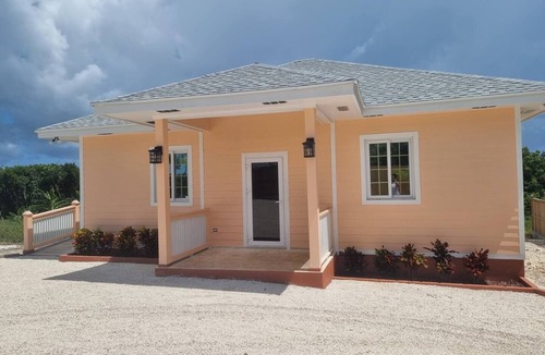 North Palmetto Point Cottage | A Beautiful 2 Bedroom house located in North Palmetto Point, Eleuthera.