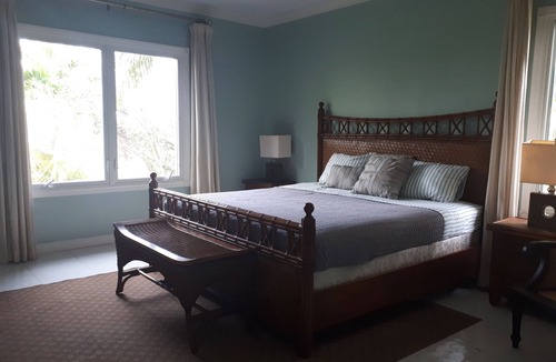 Coral Harbour Apartment | A beautiful apartment on a oceanfront property directly on coral harbour beach.