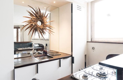 Redcliffe Apartment | A Chelsea Retreat - 2 BR with Garden and Parking