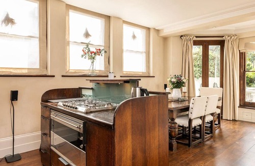 Redcliffe Apartment | A Chelsea Retreat - 2 BR with Garden and Parking