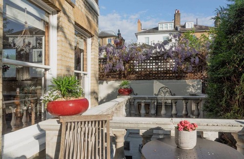 Redcliffe Apartment | A Chelsea Retreat - 2 BR with Garden and Parking
