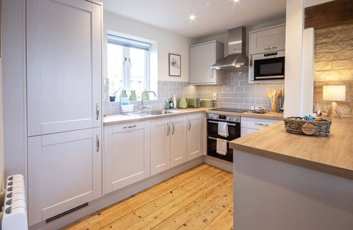 Cirencester Cottage | A Cotswold stone lakeside cottage that sleeps 6 guests in 3 bedrooms