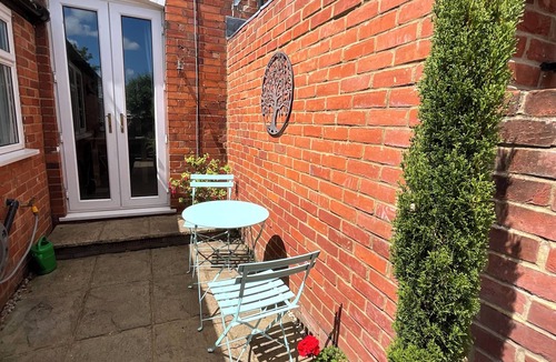 Henley House | A delightful two-bedroom home on Harpsden Rd offering an ideal escape. Sleeps 4.