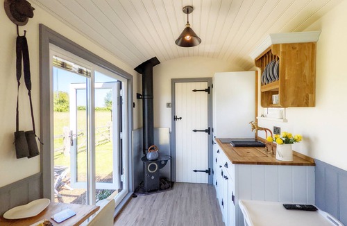 New Forest District Cabin | A lodge/cabin that sleeps 2 guests in 1 bedroom - 3 nights for the price of 2 nights in July!
