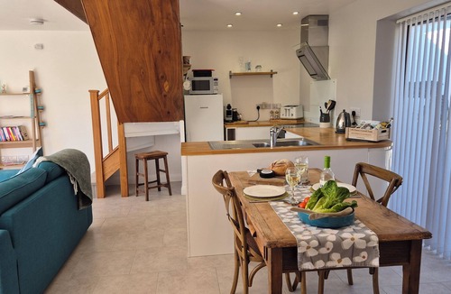 Poughill House | A luxurious spacious home, village location. 5 mins to the beach, EV Charger.