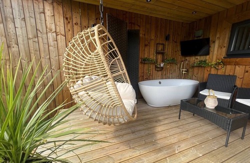 Matchams Apartment | A Petite Luxury Lodge with Outside Bath