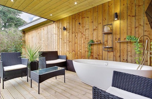 Matchams Apartment | A Petite Luxury Lodge with Outside Bath