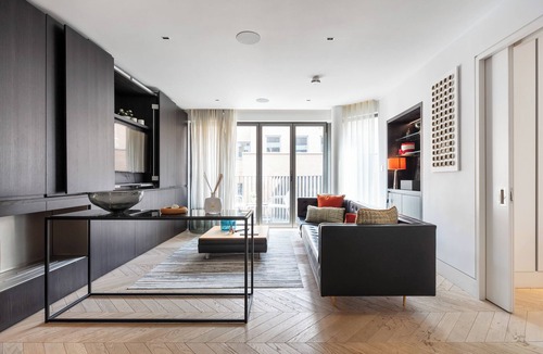 Fitzrovia Apartment | A pop of colours