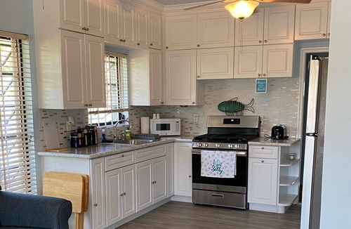 Lucaya Cottage | A quaint 2 bedroom cottage minutes from the beach and Port Lucaya.