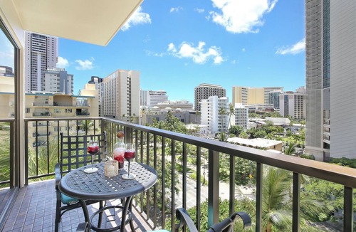 Waikiki Condo | A Repeat Guest Favorite! Great location! FREE Parking & Wi-Fi, Pool & more!