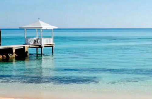 Nassau Apartment | A Short Beach walk fish fry minutes to downtown
