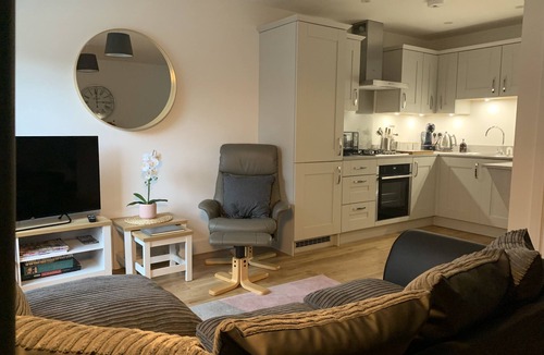 New Forest District Cottage | A stroll to Ringwood, near to New Forest & South Coast Beaches. Private Parking