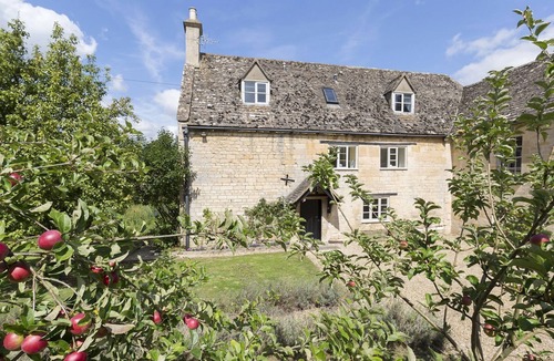 Winchcombe Cottage | A sudeley castle cottage that sleeps 14 guests in 7 bedrooms