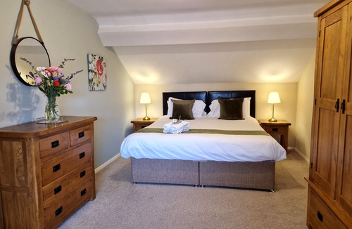 Ivinghoe Cottage | A thee bedroom, one bathroom that sleeps 5 guests in 3 bedrooms