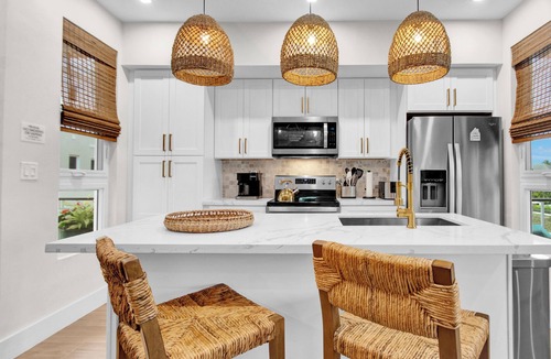 Nassau Condo | A vibrant, colorful, tropical retreat condo, 2 min drive to the beach, pool