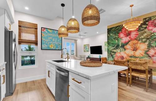 Nassau Condo | A vibrant, colorful, tropical retreat condo, 2 min drive to the beach, pool
