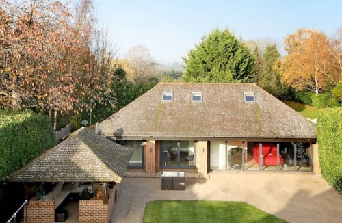 Slough House | A Warm Welcoming Cosy Bungalow, 10 mins to Windsor