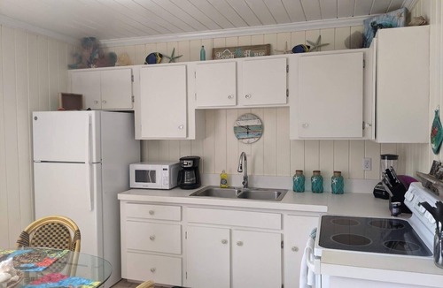 Green Turtle Cay Cottage | Adorable Pink cottage-OCEAN FRONT on Coco Bay with a dock. 15% SUMMER DISCOUNT!