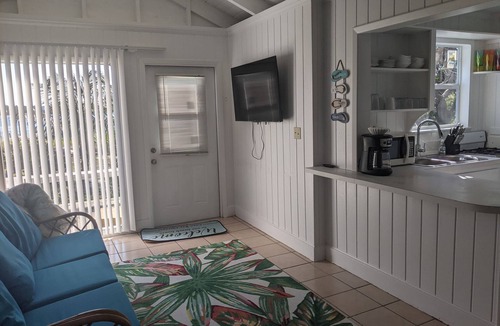 Green Turtle Cay Cottage | Adorable remodeled cottage-OCEAN FRONT on Coco Bay-15% SUMMER DISCOUNT!