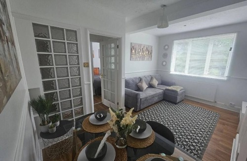 St Albans Apartment | Affordable Stylish Fully Furnished 2 Bedroom Apartment,sleeps upto 6 people