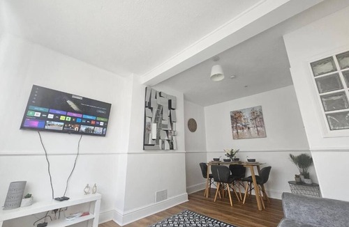 St Albans Apartment | Affordable Stylish Fully Furnished 2 Bedroom Apartment,sleeps upto 6 people