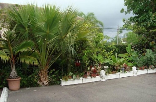 Nassau House | Affordable Tropical Townhouse, 7 Mins Walk to Beach