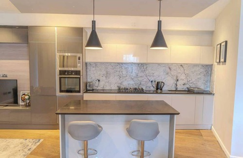 Cantelowes House | Agar Villa 2BR Home with Garden & Hot Tub