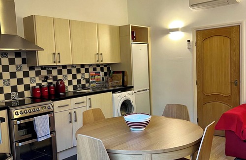 Mapesbury Apartment | Air-conditioned London garden apartment