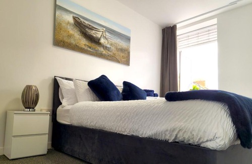 Northampton Apartment | Airy Central Property Near Hospital w Free Parking