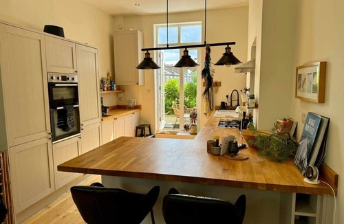 Hillrise Apartment | Airy hillside flat with views