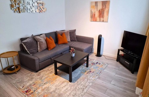 Sudbury Apartment | Aisiki Stays Apartments at Wembley, Ground Floor 2 Bedroom and 1 Bathroom Flat, King or Twin beds and Double bed with FREE Wi-Fi and PARKING