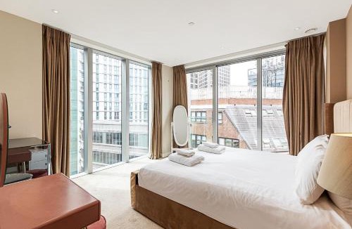 Whitechapel Apartment | Aldgate East Apartment with Balcony