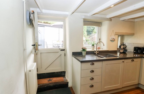 Chillington Cottage | ALEXANDER'S COTTAGE, pet friendly, with a garden in Frogmore