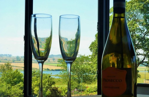 Alnmouth Apartment | Alnmouth Close to Beach and golf with Private Parking and Pet Friendly